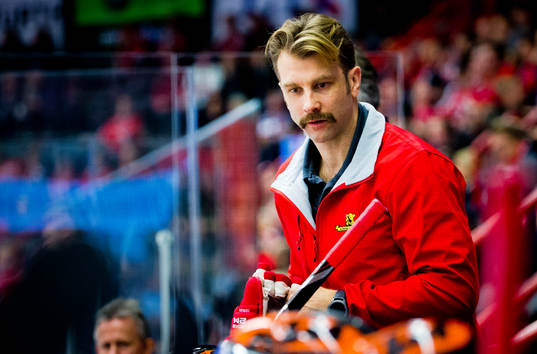 Örebros materialförvaltare Emil Kåberg med en Movember