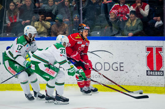 Örebros Jonathan Andersson och Rögles Taylor Matson och