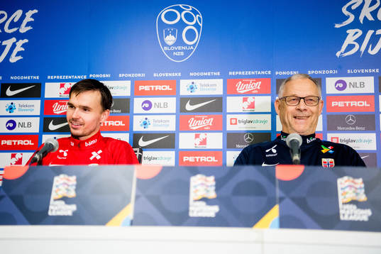 Ole Kristian Selnæs of Norway and Lars Lagerbäck, head
