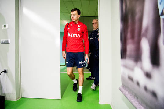 Ole Kristian Selnæs of Norway and Lars Lagerbäck, head