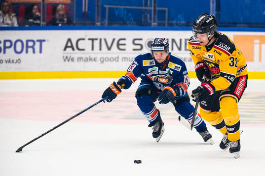 Växjös Julius Junttila och Luleås Oscar Engsund i kamp