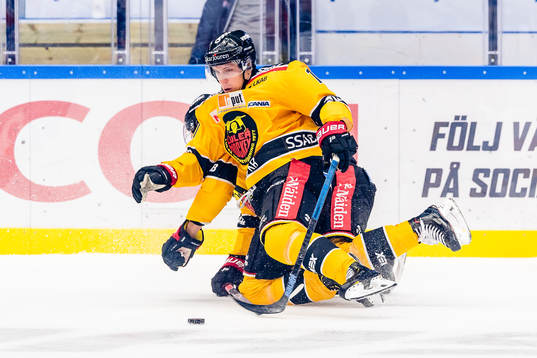 Luleås Petter Emanuelsson krockar med Johan Harju