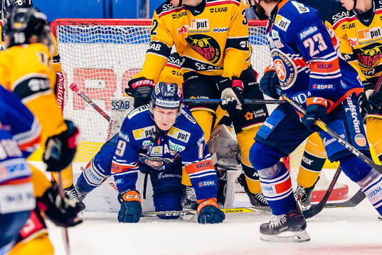 Växjös Tuomas Kiiskinen får en puck mot ansiktet