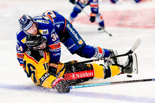 Luleås Niklas Olausson faller