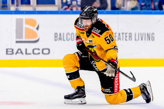 Luleås Daniel Sondell grimaserar