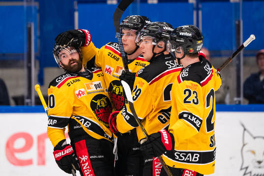 Luleås Petter Emanuelsson jublar med lagkamrater