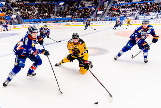 Luleås Robin Kovacs mellan Växjös Joel Persson och
