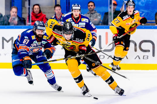 Växjös Linus Fröberg jagar Luleås Emil Larsson