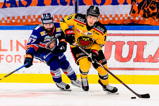 Luleås Joonas Jalvanti jagas av Växjös Linus Fröberg
