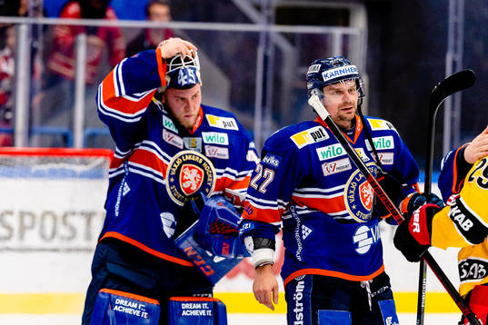 Växjös Janne Pesonen och målvakt Viktor Andrén