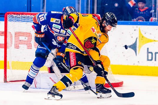 Luleås Daniel Sondell framför eget mål