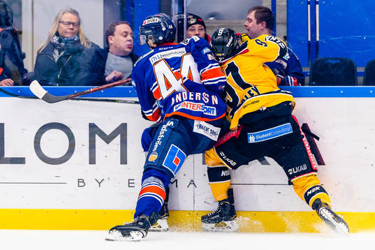 Växjös Peter Andersson tacklar Luleås Austin Farley