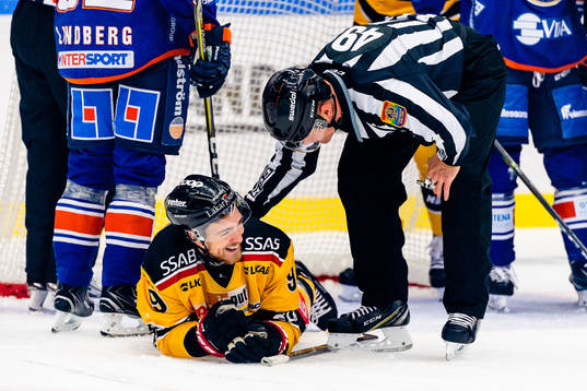 Luleås Johan Forsberg och Linjedomare Ludvig Lundgren