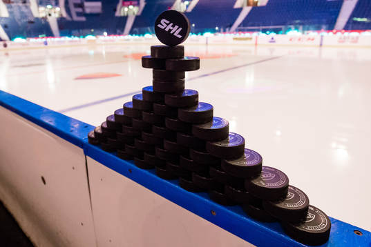 Puckar innan ishockeymatchen i SHL mellan Djurgården och