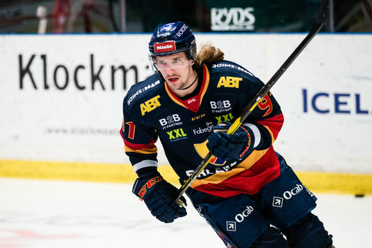 Djurgårdens Axel Jonsson Fjällby innan ishockeymatchen i