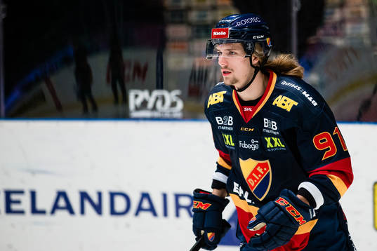 Djurgårdens Axel Jonsson Fjällby innan ishockeymatchen i