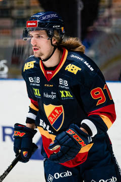 Djurgårdens Axel Jonsson Fjällby innan ishockeymatchen i