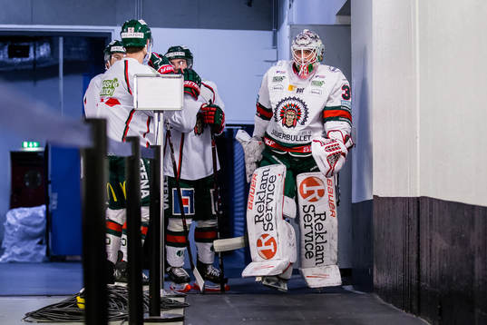 Frölundas målvakt Johan Gustafsson innan ishockeymatchen