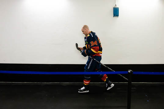 Djurgårdens Daniel Brodin innan ishockeymatchen i SHL