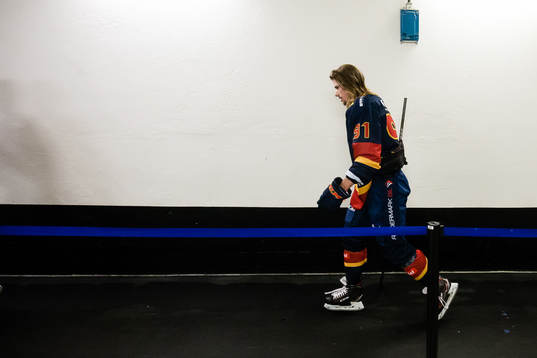 Djurgårdens Axel Jonsson Fjällby innan ishockeymatchen i