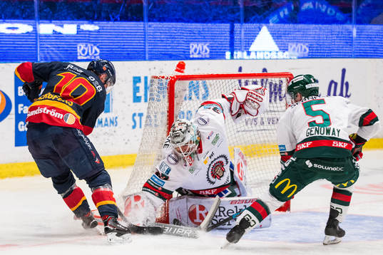 Frölundas Ponthus Westerholm utmanas av Djurgårdens