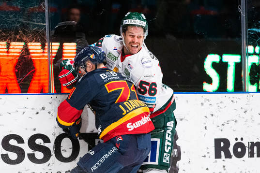 Frölundas Jonathan Sigalet tacklas av Djurgårdens Marcus