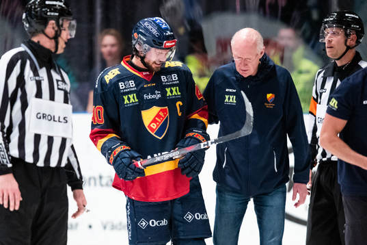 Djurgårdens Jacob Josefson hjälps av isen