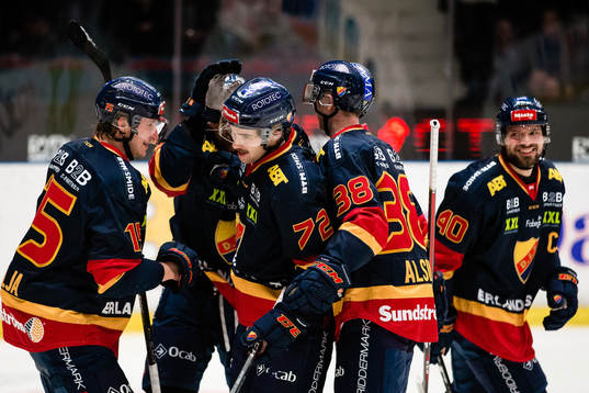 Djurgårdens Emil Bemström jublar med lagkamrater