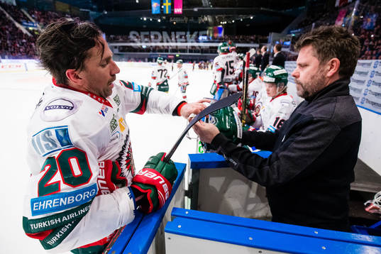 Frölundas Joel Lundqvist får sin hjälm lagad