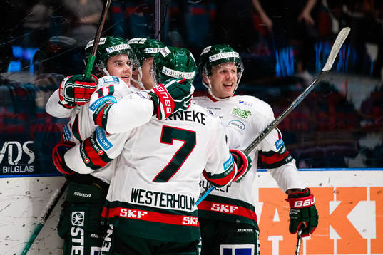 Frölundas Simon Hjalmarsson jublar med Pathrik Westerholm