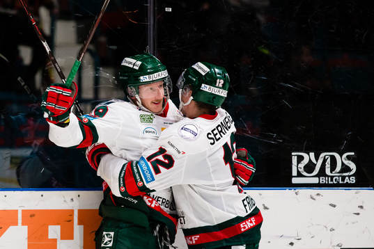 Frölundas Simon Hjalmarsson jublar med Max Friberg