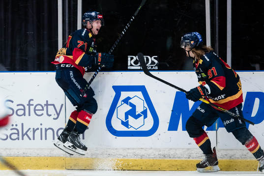 Djurgårdens Jonathan Davidsson jublar med Axel Jonsson