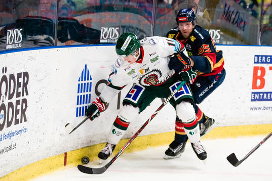 Frölundas Samuel Fagemo i kamp om pucken Djurgårdens