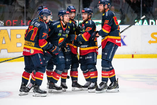 Djurgårdens Petteri Wirtanen (mitten) jublar med