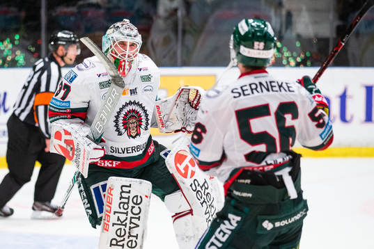 Frölundas målvakt Johan Gustafsson jublar