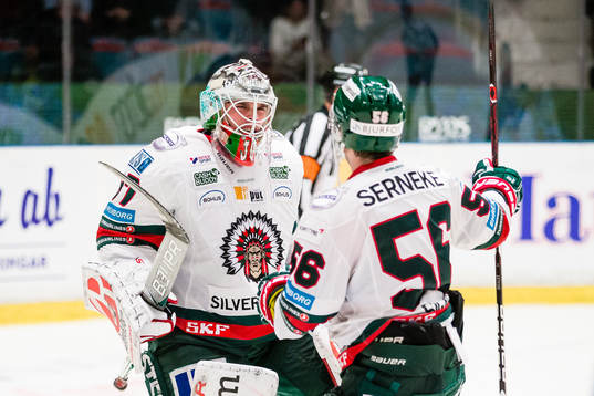 Frölundas målvakt Johan Gustafsson jublar med Jonathan