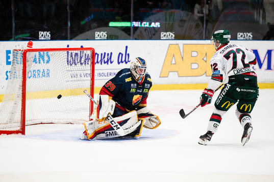 Frölundas Patrik Carlsson gör mål på en straff bakom