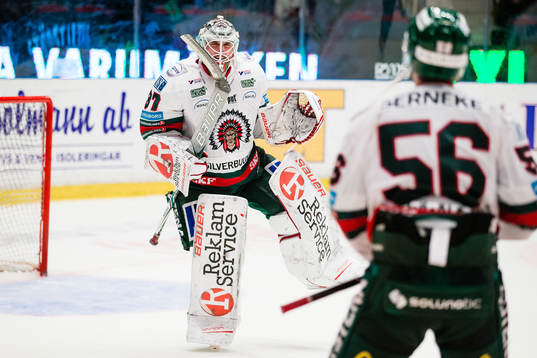 Frölundas målvakt Johan Gustafsson jublar