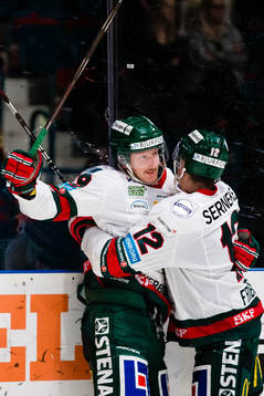 Frölundas Simon Hjalmarsson jublar med Max Friberg
