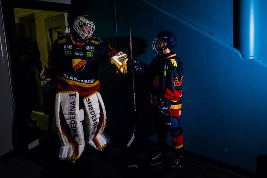 Djurgårdens målvakt Adam Reideborn hälsar på en ung