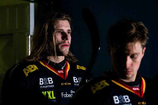 Djurgårdens Axel Jonsson Fjällby innan ishockeymatchen i