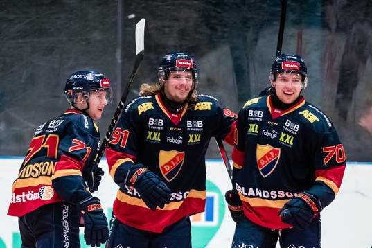 Djurgårdens Jonathan Davidsson (v) jublar med Axel Jonsson