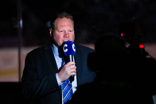 Cmores kommentator Arto Blomsten innan ishockeymatchen i
