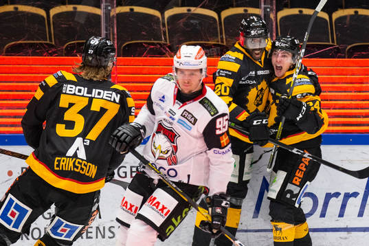 Skellefteås Andreas Wingerli och Edwin Hedberg jublar