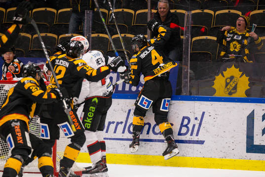 Skellefteås Bud Holloway jublar