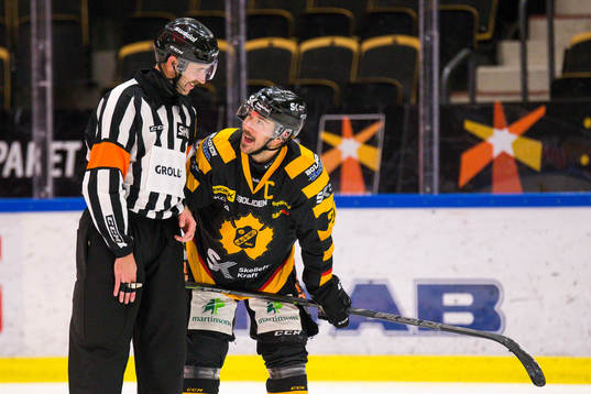Skellefteås Jimmie Ericsson pratar med domare Linus Öhlund