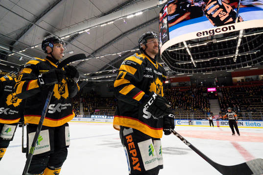 Skellefteås Joakim Lindström och Juhamatti Aaltonen jublar