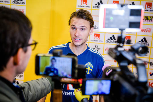 Albin Ekdal i mixed zone
