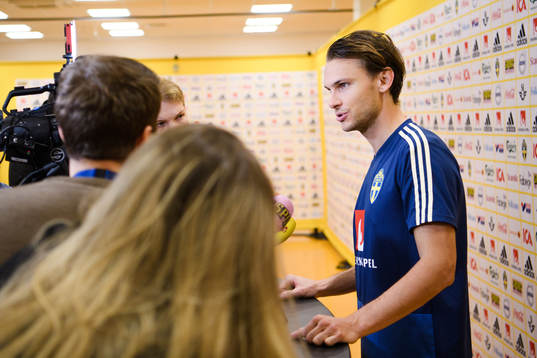 Albin Ekdal i mixed zone