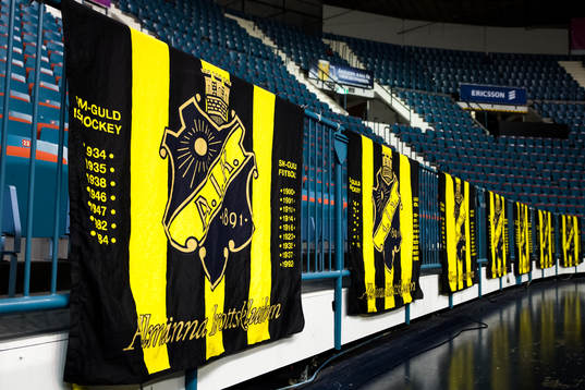 AIK banderoller hänger runt läktaren på Hovet